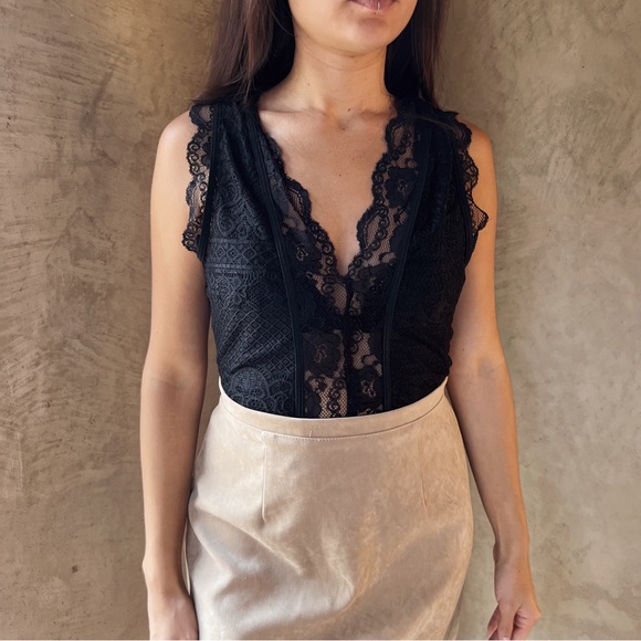 BLACK LACE DEEP V BODYSUIT - Picture 4 of 5